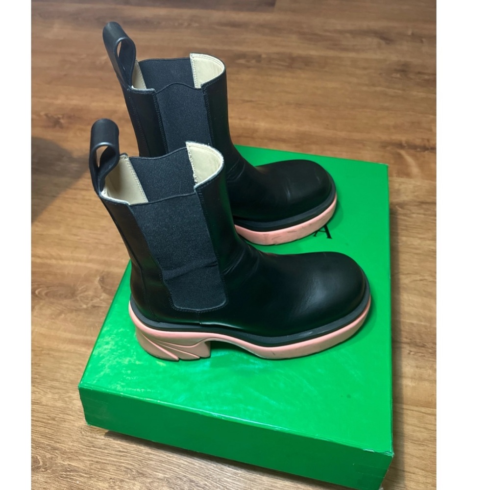 Bottega Veneta Flash Boot
Color: Black - Flamingo
Worn with box & dust bags